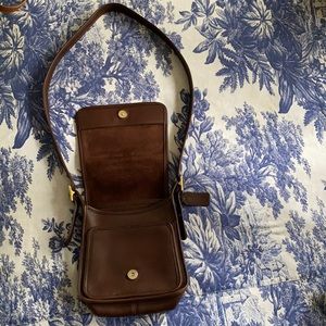 Vintage crossbody Coach bag. Excellent condition.